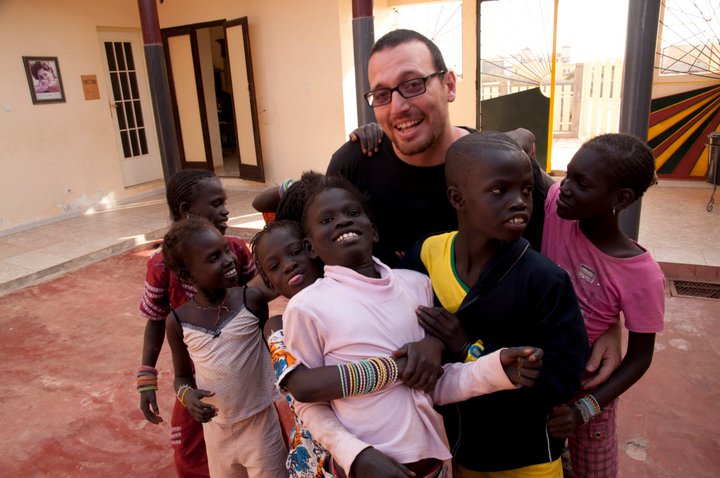 Vittorio Errico con un gruppo di bambini nel centro di accoglienza in senegal I bambini di Ornella Africa senegal