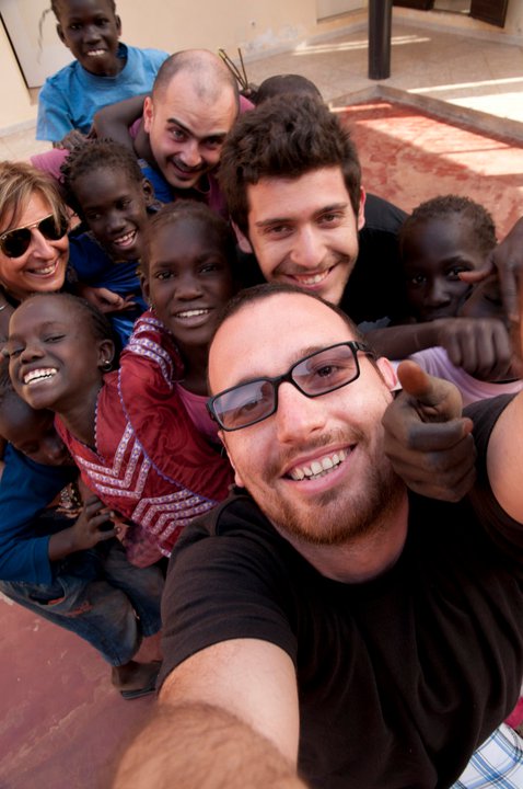 Vittorio Errico con un gruppo di bambini nel centro di accoglienza in senegal I bambini di Ornella Africa senegal