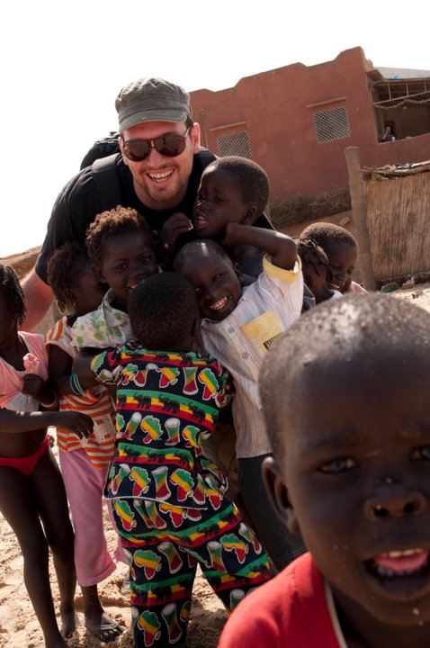 Vittorio Errico con un gruppo di bambini nel centro di accoglienza in senegal I bambini di Ornella Africa senegal